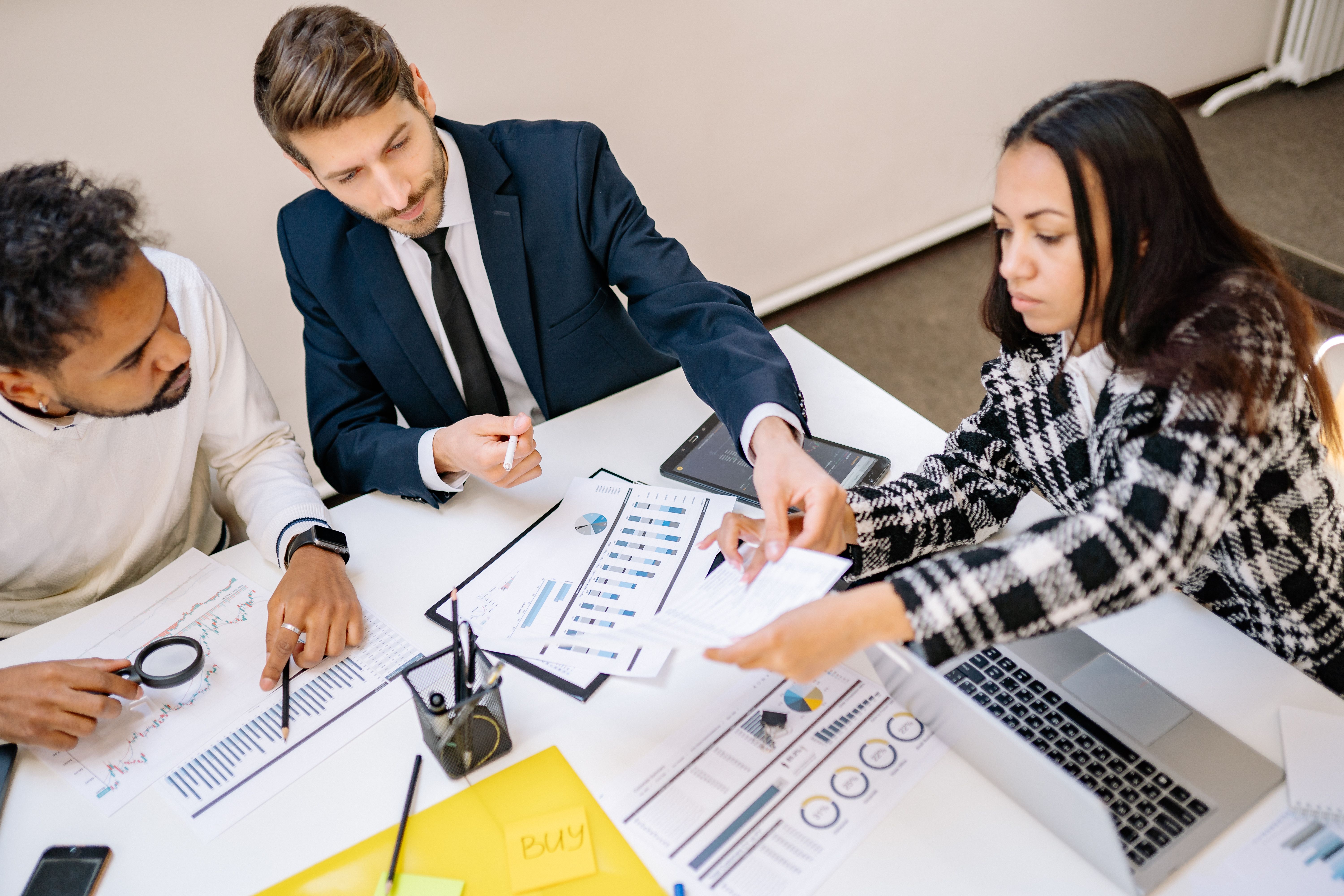 Đội ngũ cùng thảo luận và lên kế hoạch triển khai AI Agent cho quy trình tài chính